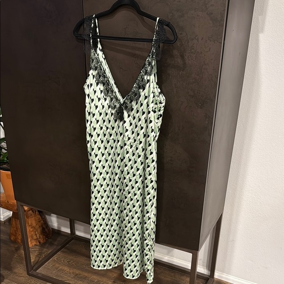 Elegant Green and Black Midi Dress Future Collective - Picture 1 of 5